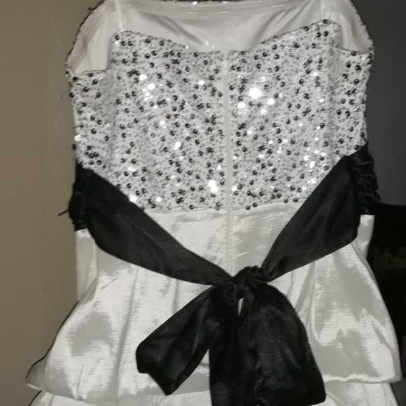 A short City Triangles prom dress with poofy skirt - Picture 7 of 8